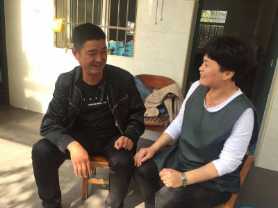 黨員走訪職工家屬，為同事解決疑難問題